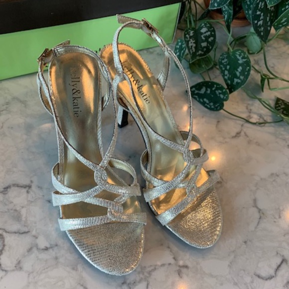 Kate & Kelly Fleck of Gold Heeled Sandals - Picture 6 of 12